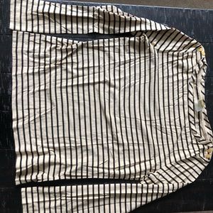 Quarter length sleeve top.